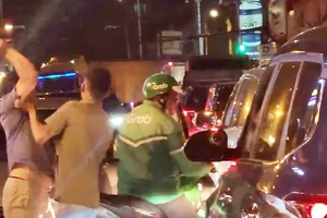 Vụ người đàn ông đập đầu xe ôm công nghệ ở Bình Thạnh: Nạn nhân nói gì?