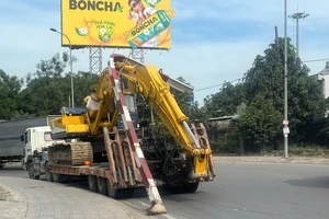 Xe đầu kéo tông gãy thanh giới hạn chiều cao ở Bình Dương