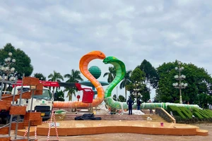 Cặp rắn linh vật Ất Tỵ 2025 ở Quảng Ngãi được nhiều người khen