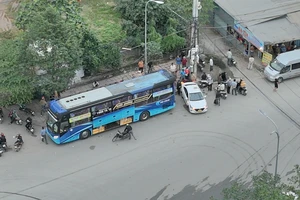 Nhiều nhà xe lập 'bến cóc' trước bến xe Quảng Ngãi