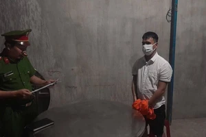 Nam thanh niên mang súng vào tiệm tóc nữ để tìm người yêu