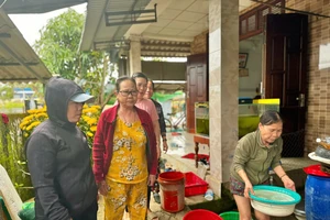 Video: 30 hộ dân ở Quảng Ngãi phải đi nhờ trên bờ hồ nuôi tôm