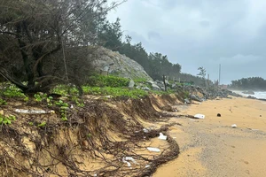 Sạt lở bờ biển uy hiếp đồn biên phòng, Quảng Ngãi lên phương án đổ đá giải cứu