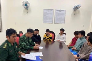 Tàu cá mắc cạn, 7 ngư dân bơi vào đảo Lý Sơn, 1 người mất tích 