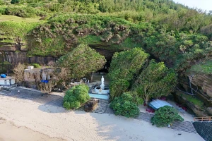 Độc đáo ngôi chùa nằm sâu trong hang đá núi lửa ở đảo Lý Sơn