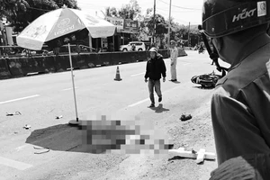 Xe máy va chạm với xe đầu kéo, 1 người tử vong