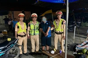 Kiểm tra nồng độ cồn, CSGT phát hiện người tàng trữ ma túy 