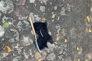 Thanh niên cầm rựa chạy vào bệnh viện, bệnh nhân hoảng sợ