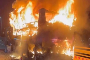 24 người thoát nạn trong vụ cháy xe khách trên cầu Trà Khúc 2