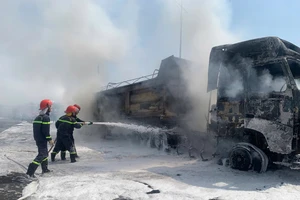 Quảng Ngãi: Xe đầu kéo cháy rụi trên Quốc lộ 1A