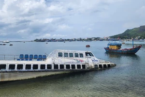 Tàu cao tốc ra Lý Sơn hàng chục tỉ đồng thành đống sắt hoen gỉ