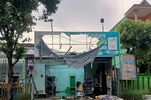 Dông lốc, mưa đá làm 95 nhà dân ở Quảng Ngãi tốc mái 