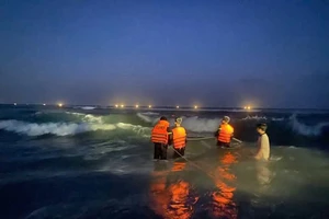 1 ngày, Quảng Ngãi có 13 người bị sóng cuốn trôi khi tắm biển, 4 người mất tích