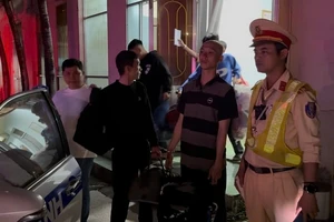 CSGT Quảng Ngãi chặn ô tô bắt giữ 4 nghi can gây án tại Lâm Đồng 