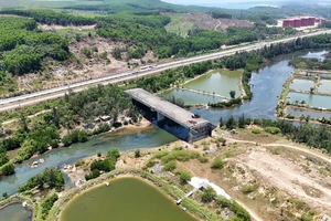 Một thập kỷ chưa xong đường vào Khu Công nghiệp phía đông Dung Quất