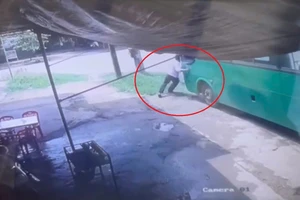 Quảng Ngãi: Ngăn xe buýt trôi, một nhân viên phục vụ bị xe tông tử vong