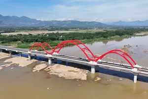 Chiêm ngưỡng cây cầu vòm thép đầu tiên bắc qua sông Trà Khúc