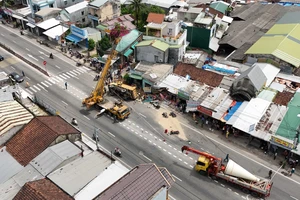 Nguyên nhân vụ xe tải tông liên hoàn 3 xe máy rồi lật vào nhà dân ở Quảng Ngãi