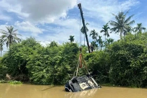 Ông ngoại lái ô tô chở cháu 30 tháng tuổi rơi xuống sông ở Quảng Ngãi
