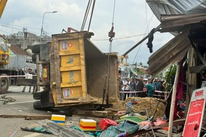 Vụ xe tải lật vào nhà dân ở Quảng Ngãi: Thêm một nạn nhân không qua khỏi