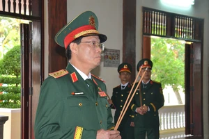 Phó Chủ tịch Quốc hội dâng hương tưởng niệm 60 năm Ngày chiến thắng Ba Gia