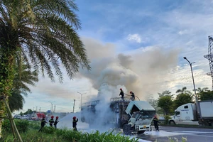 Xe tải bốc cháy dữ dội trên Quốc lộ 1A, hàng hóa bị thiêu rụi