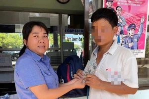 Hoàn trả 2.200 USD cho hành khách bỏ quên ở ga Quảng Ngãi