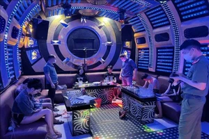 Chủ quán, nhân viên và nhóm ‘bay lắc’ trong quán karaoke bị khởi tố 