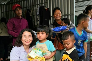 Gian hàng 0 đồng của các bác sĩ trẻ giữa vùng núi cao Quảng Ngãi