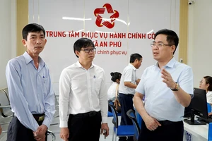 Chủ tịch Quảng Ngãi kiểm tra vận hành Trung tâm Phục vụ hành chính công cấp xã