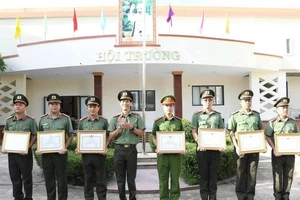 Khen thưởng tập thể, cá nhân trong chuyên án bắt hơn 1,3 tấn thuốc nổ