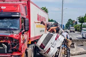 Cứu 3 người kẹt trong ô tô sau va chạm với xe đầu kéo ở Quảng Ngãi