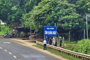 Khắc phục xong biển báo ‘địa phận tỉnh Quảng Ngãi’ nhem nhuốc