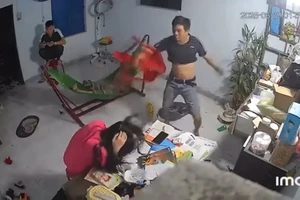 Clip ghi cảnh anh trai cầm ghế đập liên tiếp vào đầu cô gái ở Quảng Ngãi