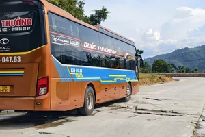 Ngán ngẩm khi di chuyển qua đèo Lò Xo với nhiều ổ gà, lồi lõm