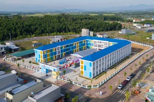 Hơn 1.300 học sinh vùng khu kinh tế Dung Quất chuyển vào học trong ngôi trường 42 tỉ