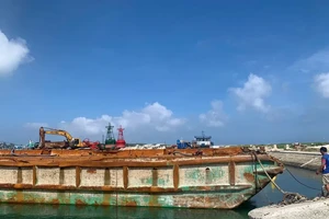 Tạm đình chỉ điều tra vụ chìm sà lan 9 người chết, mất tích ở Quảng Ngãi