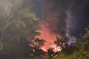 Cháy kho phế liệu ở Quảng Ngãi, cột khói bốc cao hàng chục mét