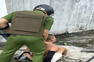 Bắn anh trai bằng súng tự chế rồi cầm dao cố thủ trong nhà 