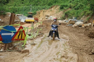 Sửa taluy đường Trường Sơn Đông: Làm mãi không xong