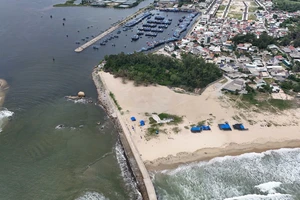 Nạo vét cảng Mỹ Á xong, xuất hiện núi cát khổng lồ