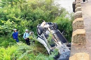 Quảng Ngãi: Ô tô lao xuống thành cầu, tài xế bị thương