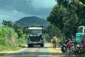 Bất an vì xe tải 'cày nát' Tỉnh lộ 677 ở Quảng Ngãi