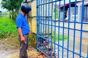 Sét đánh cổng trường bể nát, 95 học sinh may mắn thoát nạn