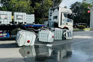 Nghi hóa chất đổ ra đường sau sự cố giao thông khiến người dân đau đầu, buồn nôn...