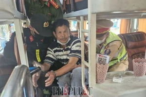 Nghi phạm chém 2 người trọng thương ở Quảng Ngãi bị bắt trên xe khách