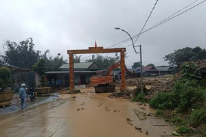 Chùm ảnh: Mưa lớn gây ngập sâu, sạt lở chia cắt nhiều nơi ở Quảng Ngãi