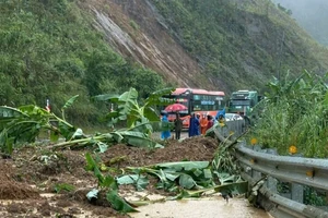 Sạt lở đèo Lò Xo, hàng trăm ô tô mắc kẹt trong mưa