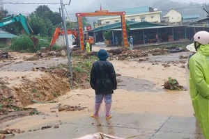 Xã vùng cao ở Quảng Ngãi cho học sinh nghỉ học, di dời dân vì sạt lở