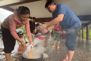 Cán bộ Quảng Ngãi thành 'anh nuôi’ lo bữa ăn cho dân rời làng tránh sạt lở